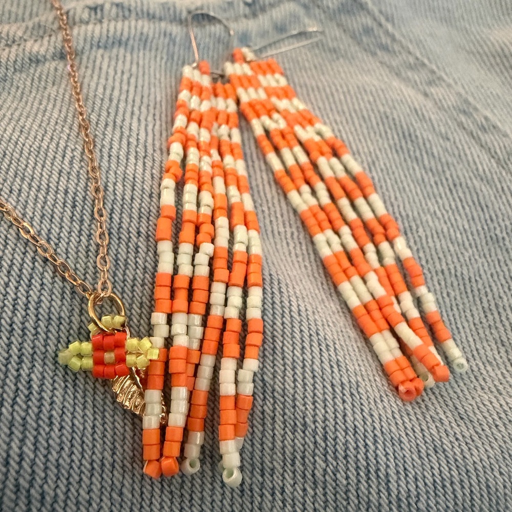 🪡Handmade Indigenous Beaded Earrings 🍊
